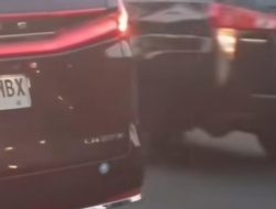 Viral Mobil Sultan Saat Antri di Lampu Merah Disalip Rombongan Tot tot wuk wuk