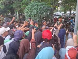Demi Rebutan Kupon Motor dan TV Gratis, HUT TNI di Monas Ricuh, Pagar Pembatas Sampai Ambruk