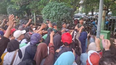 Demi Rebutan Kupon Motor dan TV Gratis, HUT TNI di Monas Ricuh, Pagar Pembatas Sampai Ambruk