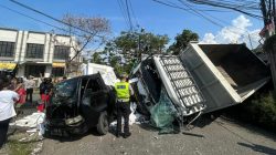 Detik-detik Truk Tronton ‘Terjun Bebas’ dari Tol Tangerang-Merak, Timpa Tukang Parkir dan Mobil Sekaligus