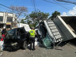 Detik-detik Truk Tronton ‘Terjun Bebas’ dari Tol Tangerang-Merak, Timpa Tukang Parkir dan Mobil Sekaligus