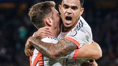 Luis Diaz Kartu Merah, 10 Pemain Bayern Taklukan PSG!