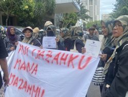 Roy Suryo Cs Datang ke Polda Diperiksa soal Ijazah Jokowi, Disambut Emak-emak Nyanyi ‘Maju Tak Gentar’