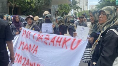 Roy Suryo Cs Datang ke Polda Diperiksa soal Ijazah Jokowi, Disambut Emak-emak Nyanyi ‘Maju Tak Gentar’