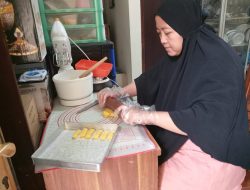 Dari Dapur Rumah Jadi Bisnis Kue Sukses! Kisah Sulis ‘Bakulis’ yang Dibantu BRI Naik Kelas
