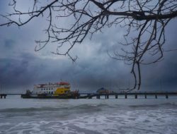 Siklon Mengancam! Kemenhub Perintahkan Syahbandar Tunda Keberangkatan Kapal, Gelombang Capai 4 Meter