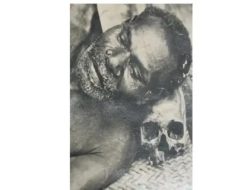 Mengerikan, Tengkorak Musuh Jadi Bantal Tidur