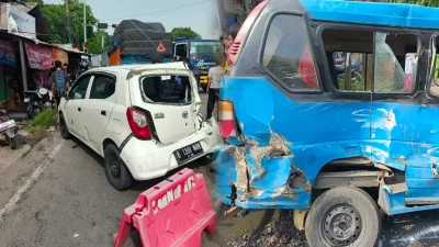Horor Karawang! Truk Overload 25 Ton Seruduk Lampu Merah, 13 Kendaraan Ringsek, 2 Orang Tewas