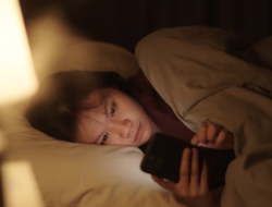 Stop Scroll TikTok 2 Jam Sebelum Tidur, Studi Terbaru Ungkap Video Pendek Merusak Otak, Picu Depresi dan Kesepian!