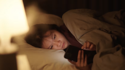 Stop Scroll TikTok 2 Jam Sebelum Tidur, Studi Terbaru Ungkap Video Pendek Merusak Otak, Picu Depresi dan Kesepian!