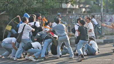 Patungan Beli Celurit: Tawuran Pecah di Petukangan, 14 Pelajar Ditangkap, KJP Dicabut