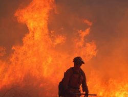 15 Unit Mobil Damkar dan 59 Personel Dikerahkan untuk Padamkan Kebakaran di Fatmawati