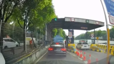 Modus Pepet Mobil di Depannya, Viral Mobil Mewah Tidak Mampu Bayar Tol