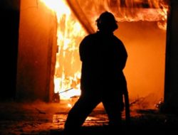 Sudin Gulkarmat Jaksel Kerahkan 40 Personel Padamkan Kebakaran di Pesantren Al Mawaddah Jagakarsa