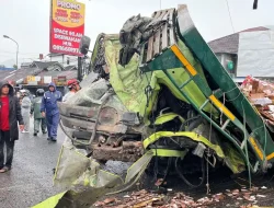 Truk Alami Rem Blong di Pasar Kretek Wonosobo, Hajar Bangunan Hingga Luluh Lantak