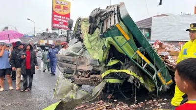 Truk Alami Rem Blong di Pasar Kretek Wonosobo, Hajar Bangunan Hingga Luluh Lantak
