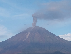Gunung Semeru Mendadak Erupsi Setinggi 1.200 Meter Dini Hari, Warga Dilarang Dekati Besuk Kobokan 13 Km!