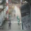 Detik-Detik OTK Siam Cairan Keras ke Petugas Keamanan Pulogadung, CCTV Rekam Aspal Sampai Berasap!