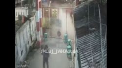 Detik-Detik OTK Siam Cairan Keras ke Petugas Keamanan Pulogadung, CCTV Rekam Aspal Sampai Berasap!