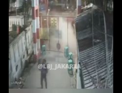 Detik-Detik OTK Siam Cairan Keras ke Petugas Keamanan Pulogadung, CCTV Rekam Aspal Sampai Berasap!