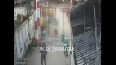 Detik-Detik OTK Siam Cairan Keras ke Petugas Keamanan Pulogadung, CCTV Rekam Aspal Sampai Berasap!
