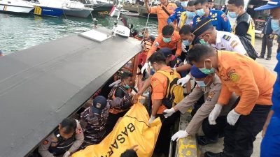 Tim SAR Temukan Jenazah Anak Perempuan Mengambang di Pulau Serai, Diduga Korban Kapal Pelatih Valencia!