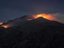 Detik-detik Menegangkan! Pendaki Merbabu Tewas Tersambar Petir di Hari Natal, Tim Evakuasi Berjibaku di Malam Hari