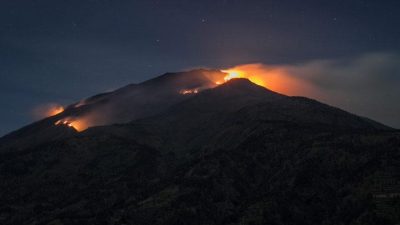Detik-detik Menegangkan! Pendaki Merbabu Tewas Tersambar Petir di Hari Natal, Tim Evakuasi Berjibaku di Malam Hari