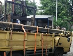 Sopir dan Penumpang Tewas Ditimpa Besi Saat Terjadi Kecelakaan