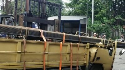 Sopir dan Penumpang Tewas Ditimpa Besi Saat Terjadi Kecelakaan