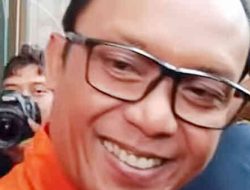 Digiring ke Mobil Tahanan Malah Tebar Pesona, Bupati Lampung Tengah Sempat-sempatnya Goda Jurnalis