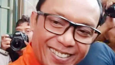 Digiring ke Mobil Tahanan Malah Tebar Pesona, Bupati Lampung Tengah Sempat-sempatnya Goda Jurnalis