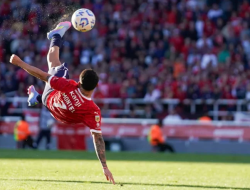 Salto Santiago Montiel Kalahkan Gol Jarak Jauh Rizky Ridho di Ajang Puskas Award 2025!