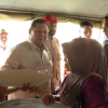 Prabowo Santap Nasi dan Ikan Tongkol Langsung di Dapur Umum Pengungsi Aceh: Ada Sendok?