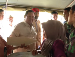 Prabowo Santap Nasi dan Ikan Tongkol Langsung di Dapur Umum Pengungsi Aceh: Ada Sendok?
