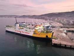 Akses Darat Putus! ASDP Kerahkan Kapal Besar Jadi Jalur Utama Bantuan ke Sumatera