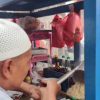 Viral Mie Babi Gerobakan di Bandung: Dagangannya Non Halal, Penjual Pakai Peci Haji dan Hijab