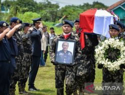 Upacara Pemakaman Pilot ATR 42-500 Diiringi Suasana Khidmat