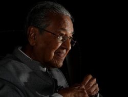 Mahathir Mohamad Dilarikan ke RS Usai Terjatuh di Kediamannya!