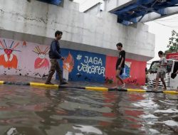 Warga Cilincing Tewas Tersetrum saat Banjir, Evakuasi Terkendala Genangan Air