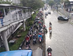 Banjir Belum Surut di Daan Mogot Jakbar Sebabkan Kemacetan Lalu Lintas