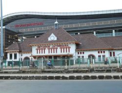 Sebanyak 7 Pelaku Pencurian Rel Besi di Stasiun Jatinegara Diburu Polisi