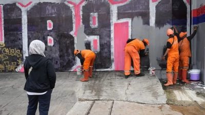 Aksi Vandalisme Terjadi Pada Pintu Toko di Jalan Panjang Jakarta Barat