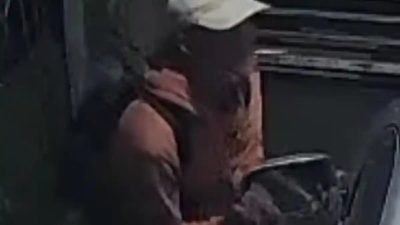 Meski Alarm Mobil Bunyi, Pelaku Pencurian Spion Mobil Santai Melancarkan Aksinya