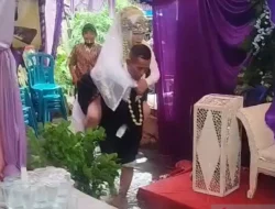 Viral, Pasangan Pengantin Terjang Banjir untuk Gelar Resepsi Pernikahan di Jakbar