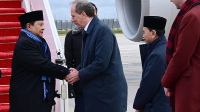 Tiba di Paris, Prabowo Bakal ‘Private Dinner’ Bareng Emmanuel Macron di Istana Élysée