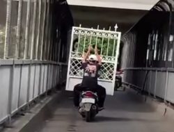 Pelaku Pencurian Pagar Masjid Terekam CCTV di Wilayah Bekasi