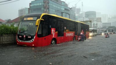 Info Pending! Rute 3F Kalideres-Senayan Stop Beroperasi, Ini Titik Banjir yang Menghadang