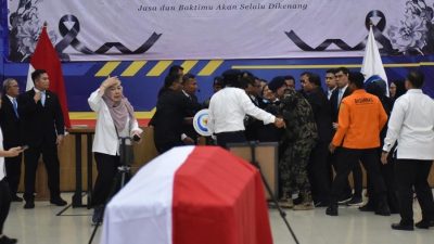 Menteri KKP Ambruk saat Upacara Pelepasan Korban Pesawat ATR, Terdengar Suara Berdebam!