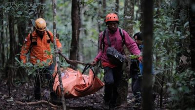 Drama Evakuasi Pesawat ATR: Cuaca Ekstrem, Jenazah Pramugari Terpaksa ‘Digantung’ di Pohon